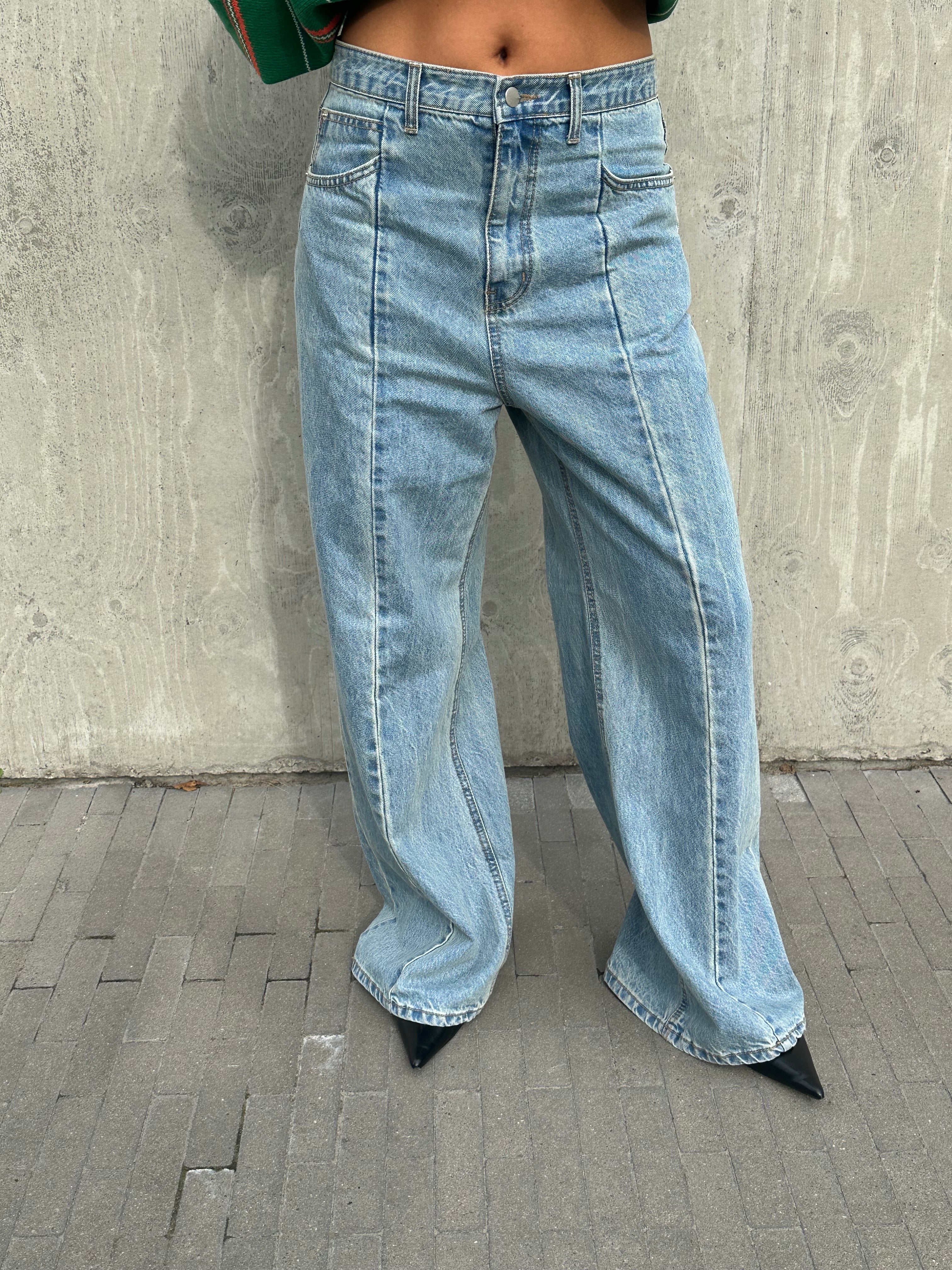 Calça Jeans Flare com Detalhe de Costura Azul Claro