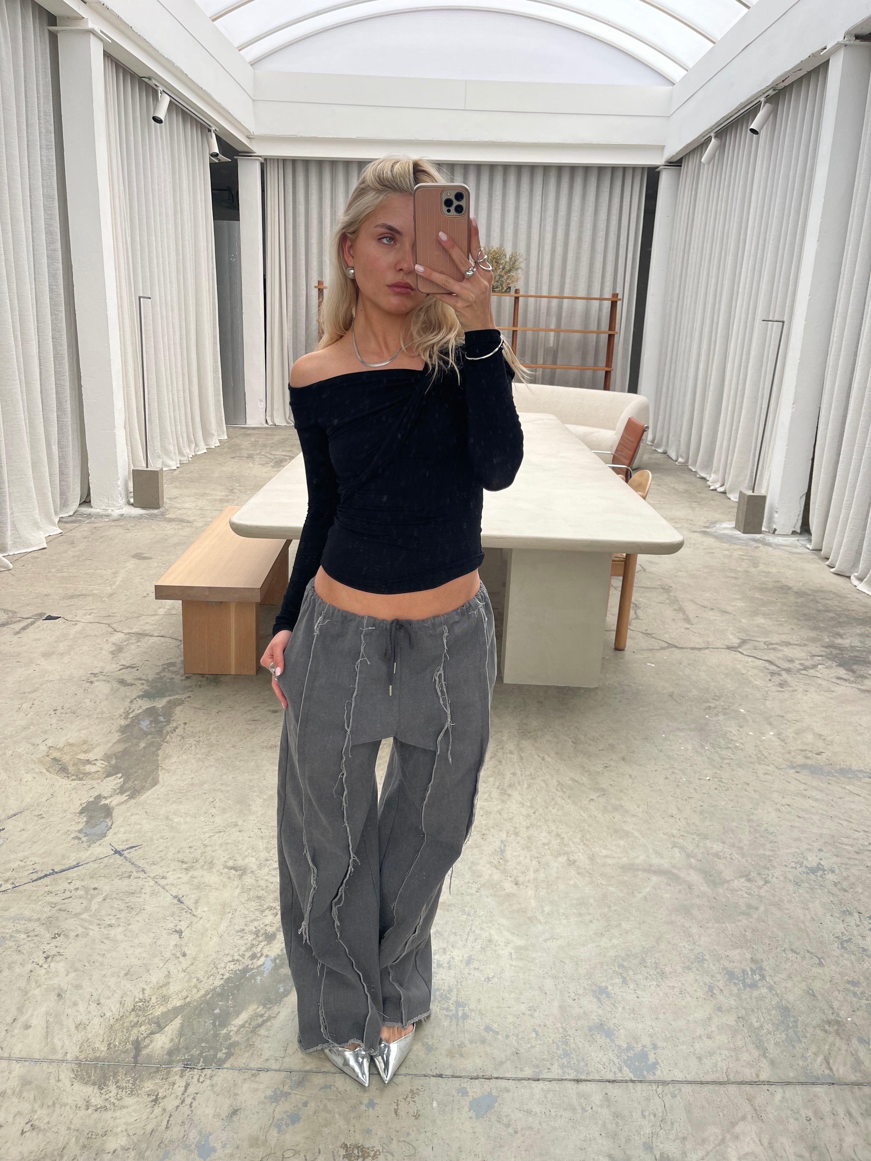 Calça Jogger com Franjas Cinza