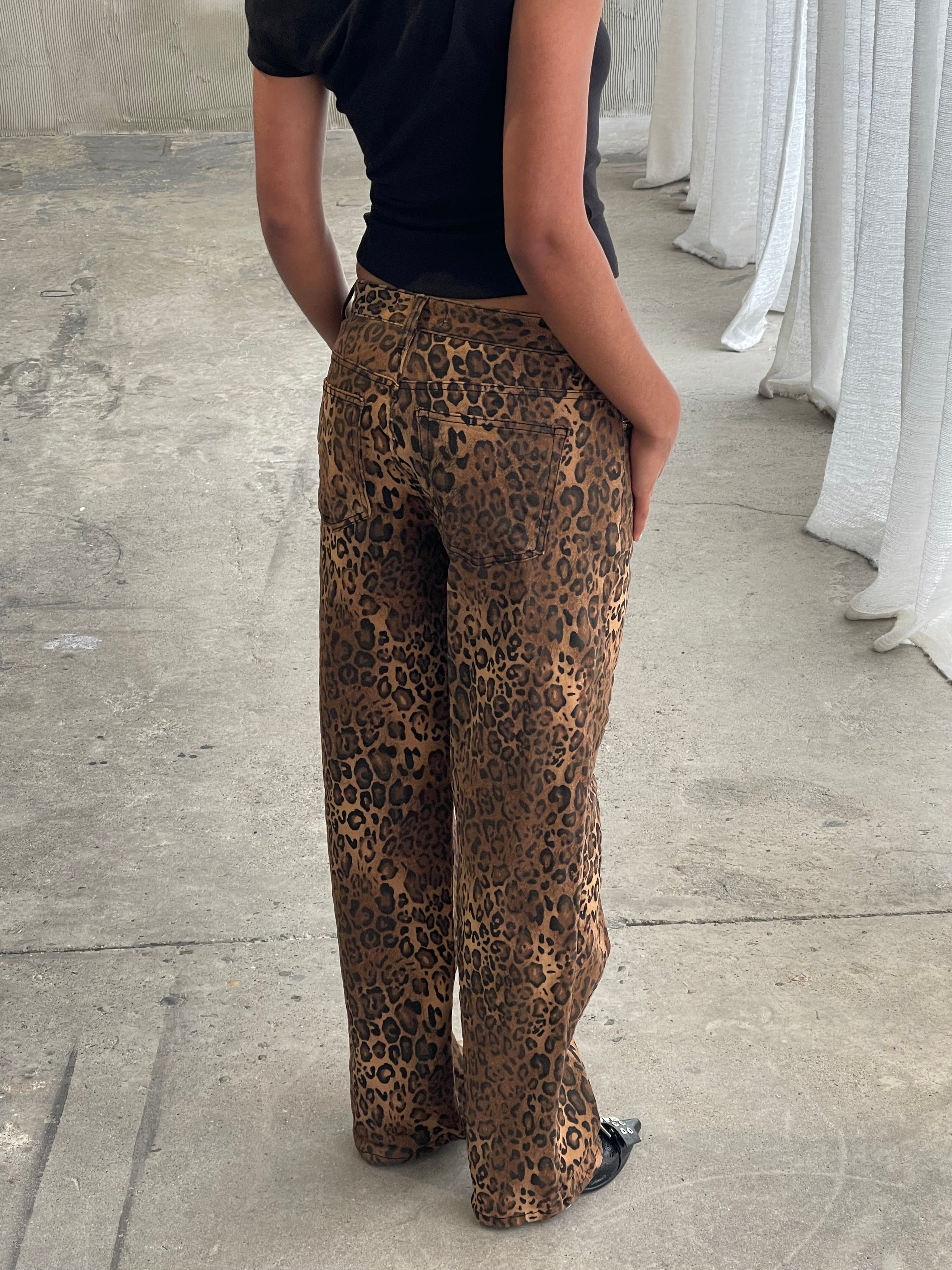 Calça Jeans Reta Leopardo