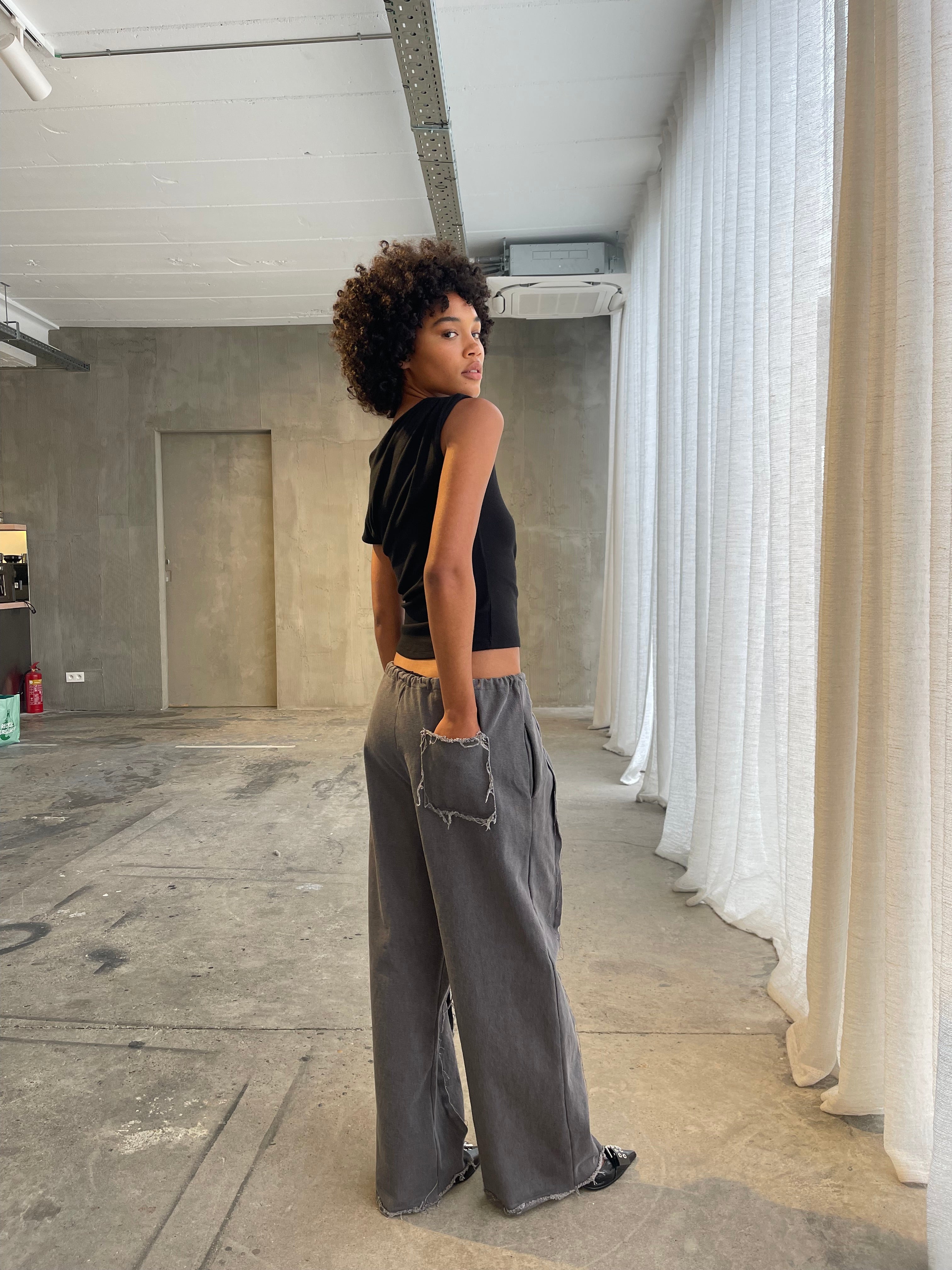 Calça Jogger com Franjas Cinza