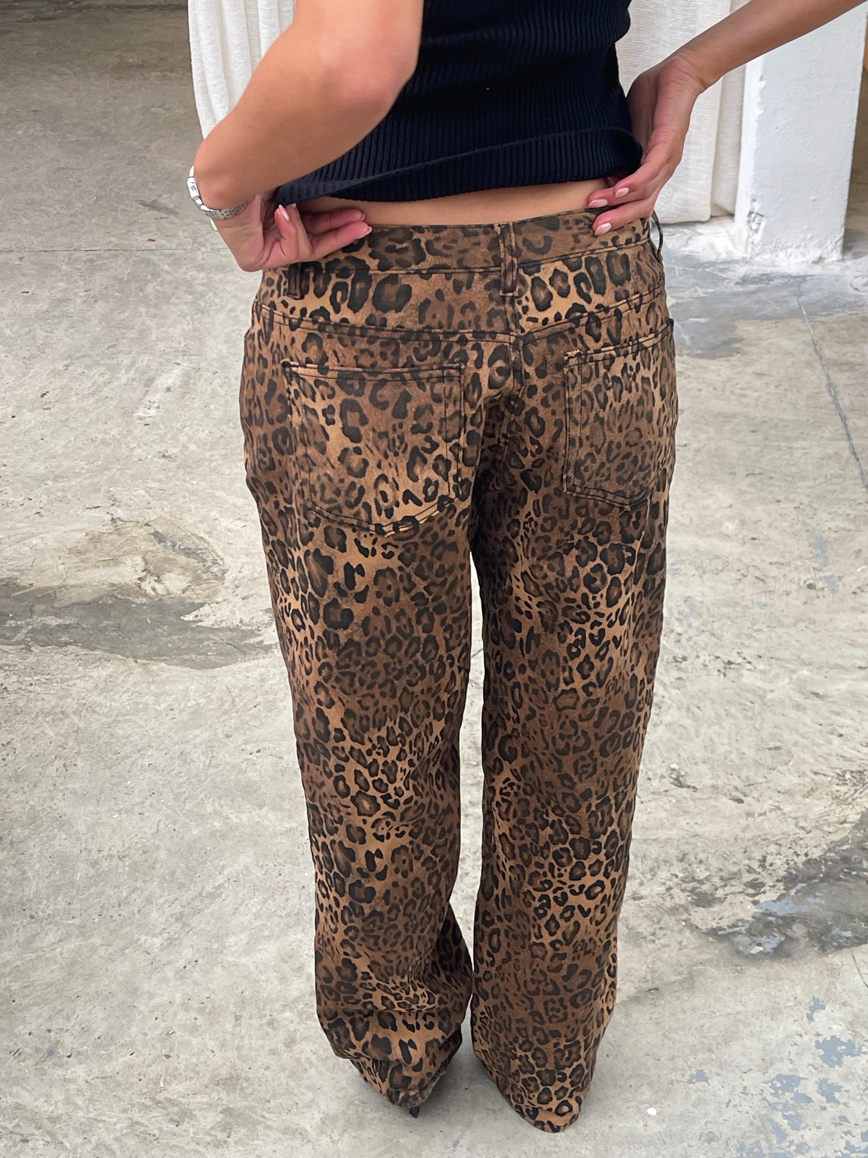 Calça Jeans Reta Leopardo
