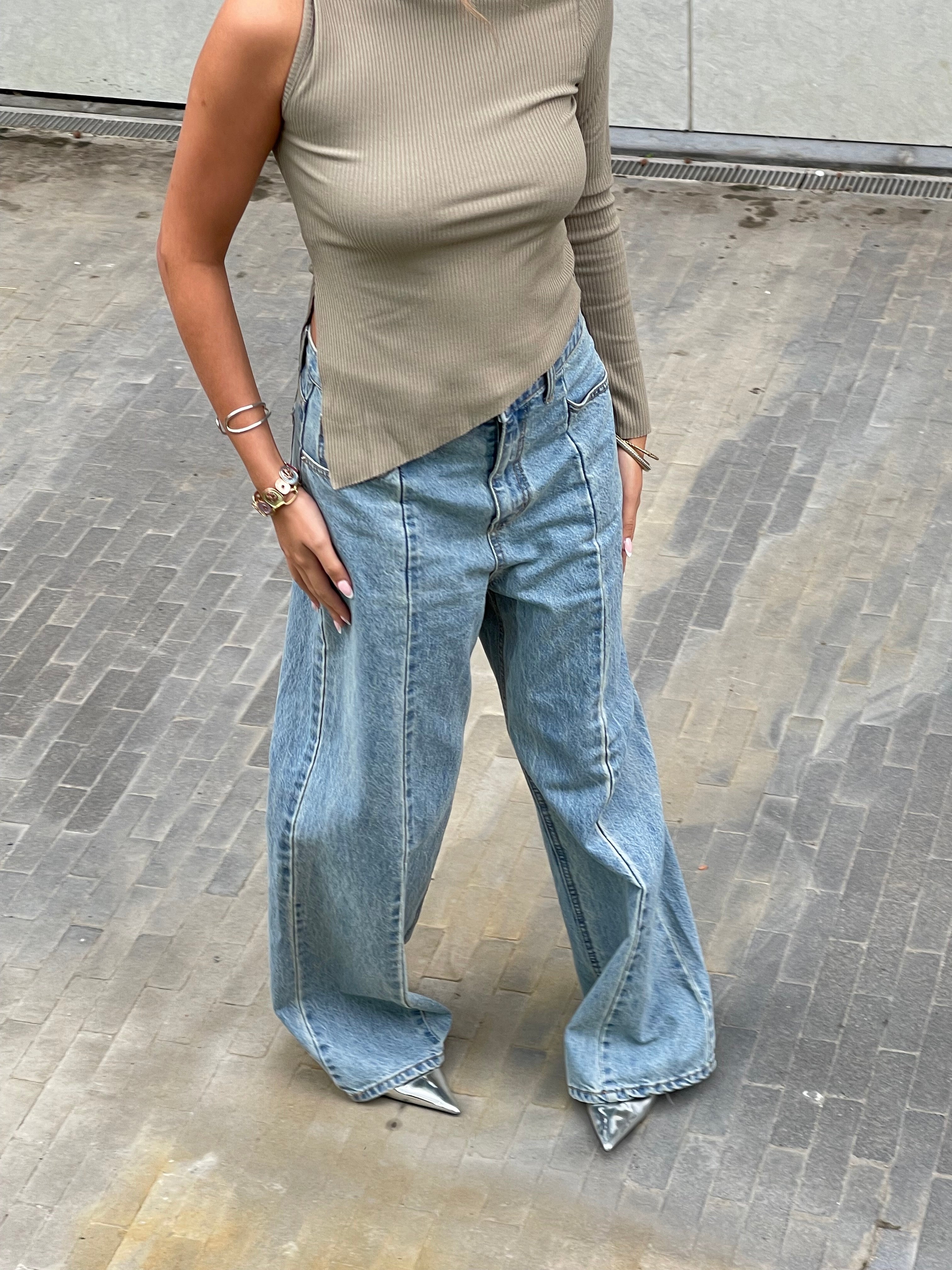 Calça Jeans Flare com Detalhe de Costura Azul Claro