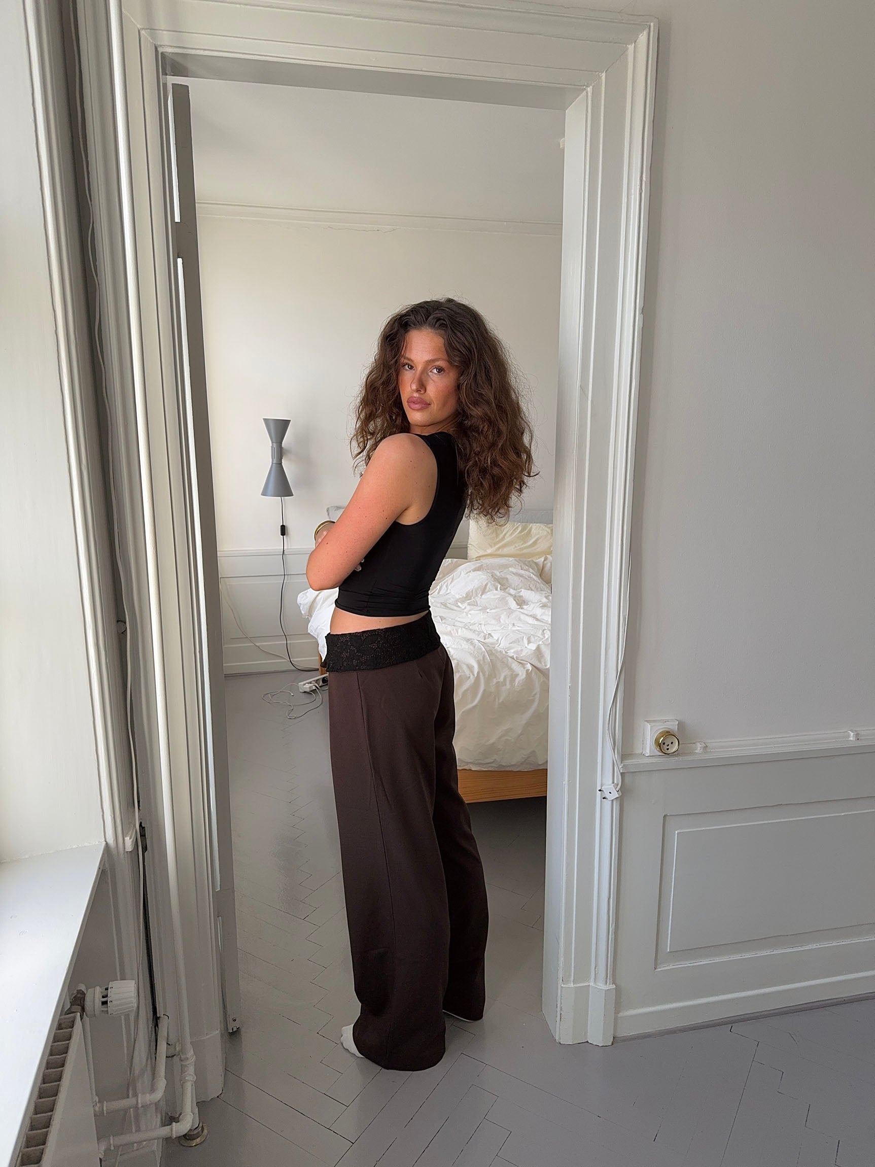 Calça Calsia com acabamento de renda - Marrom