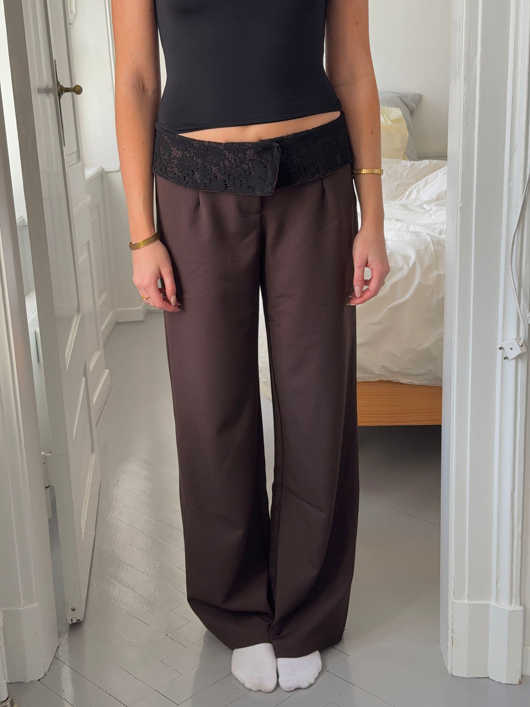 Calça Calsia com acabamento de renda - Marrom