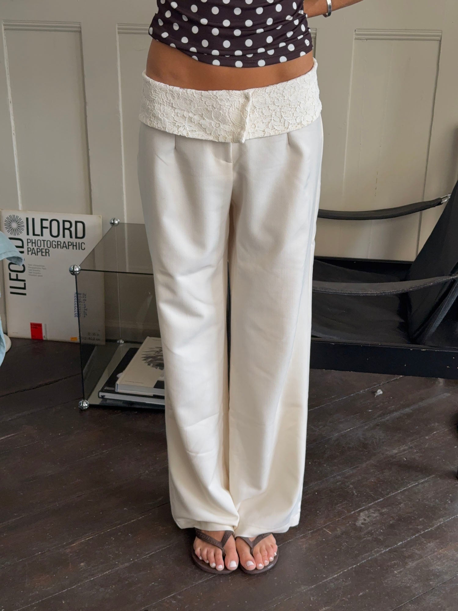Calça Calsia com acabamento de renda - Off white