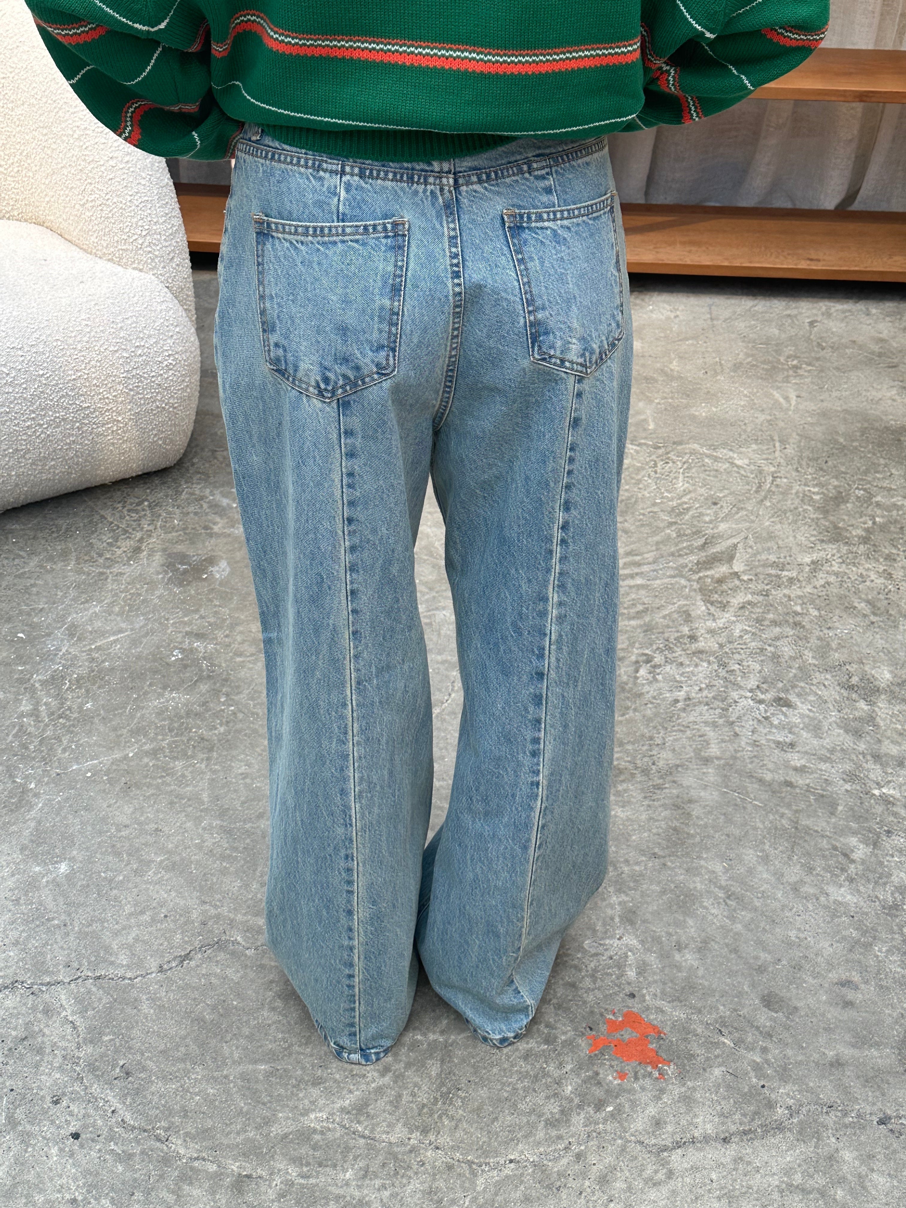 Calça Jeans Flare com Detalhe de Costura Azul Claro