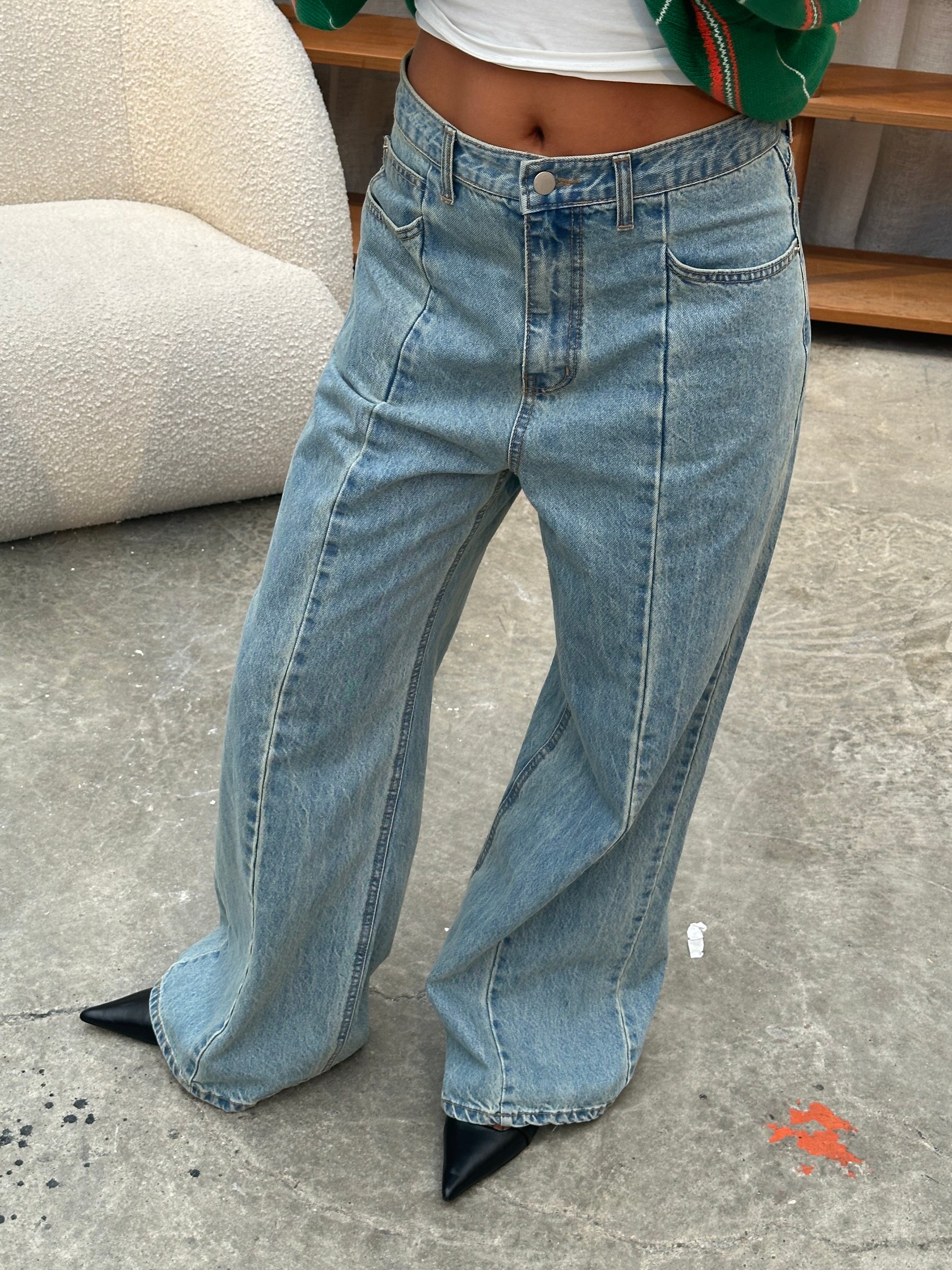 Calça Jeans Flare com Detalhe de Costura Azul Claro