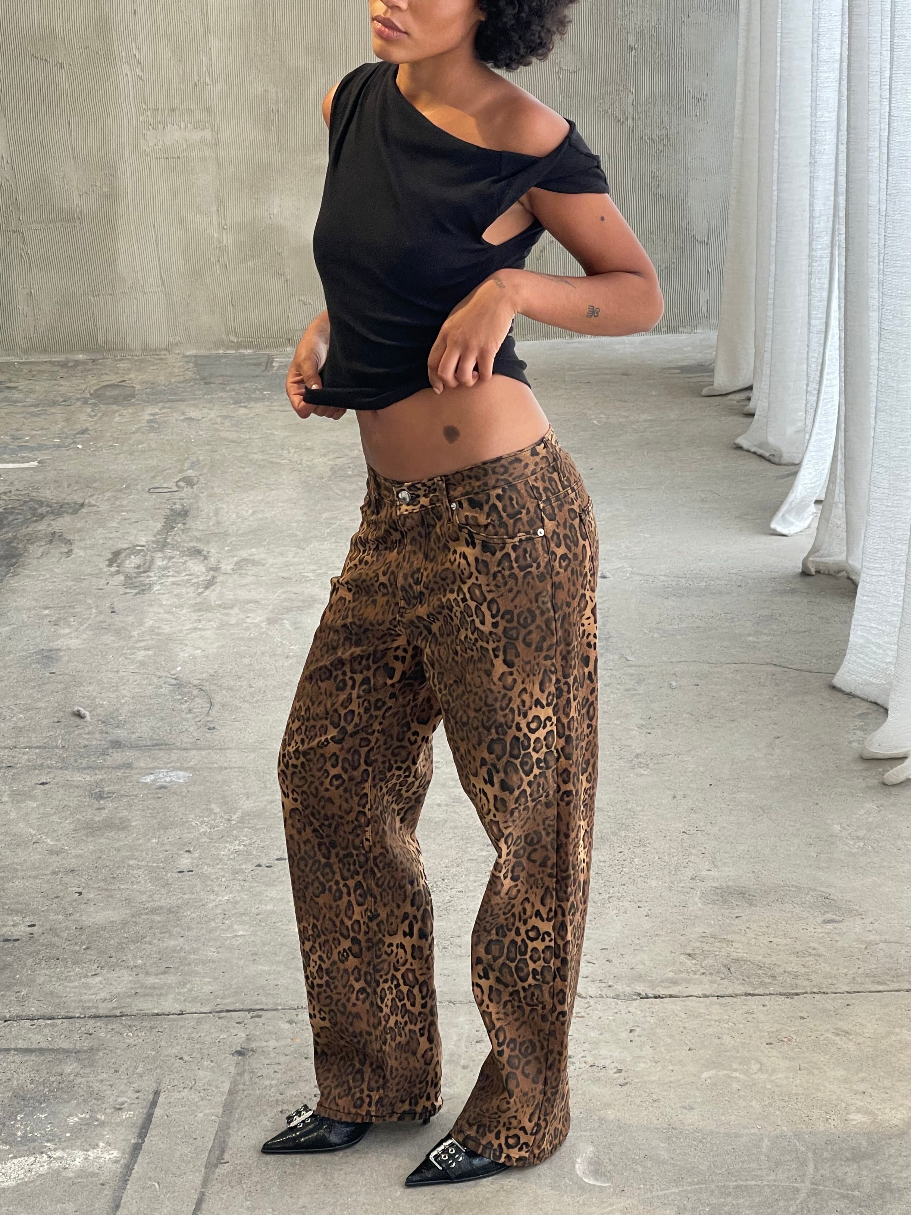 Calça Jeans Reta Leopardo