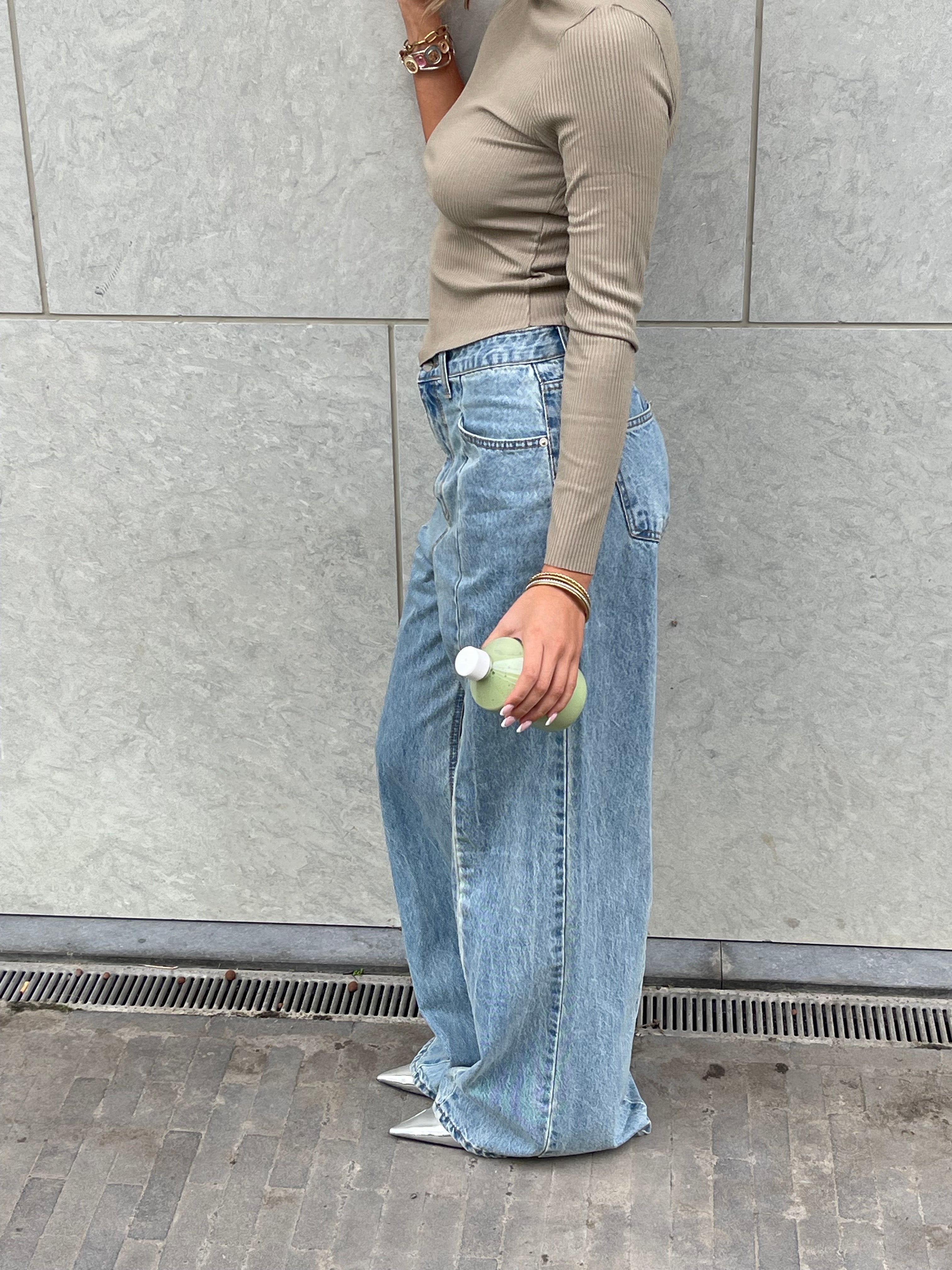 Calça Jeans Flare com Detalhe de Costura Azul Claro