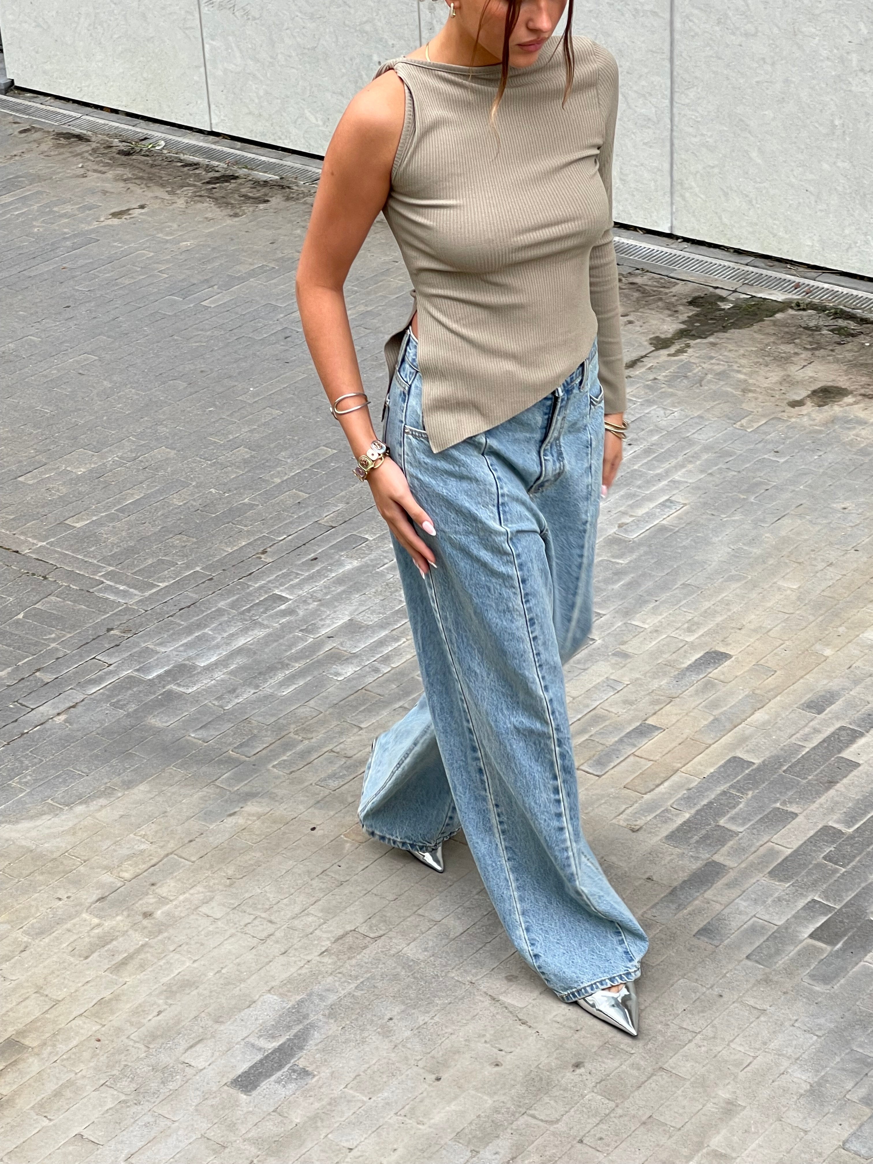 Calça Jeans Flare com Detalhe de Costura Azul Claro