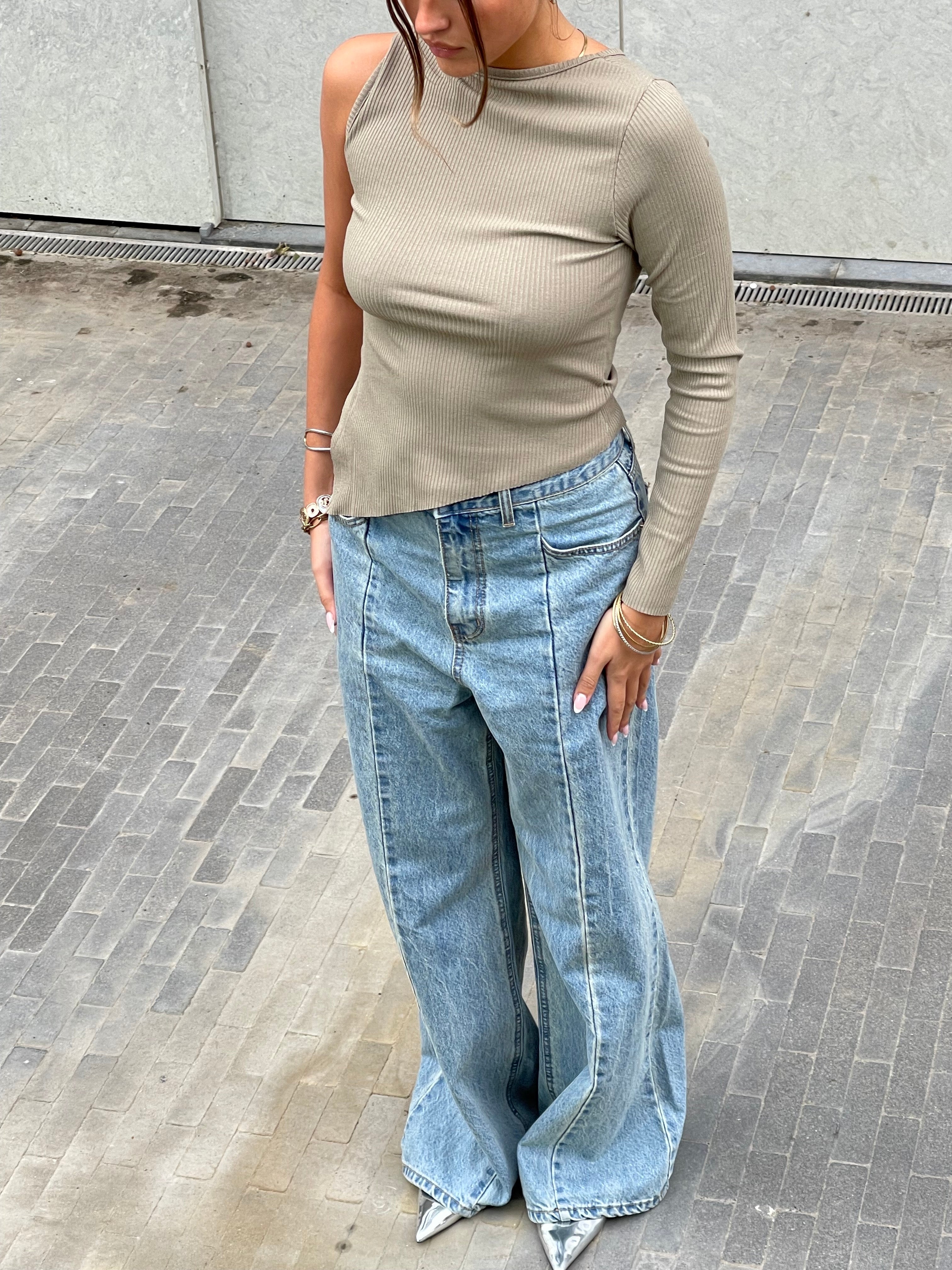 Calça Jeans Flare com Detalhe de Costura Azul Claro