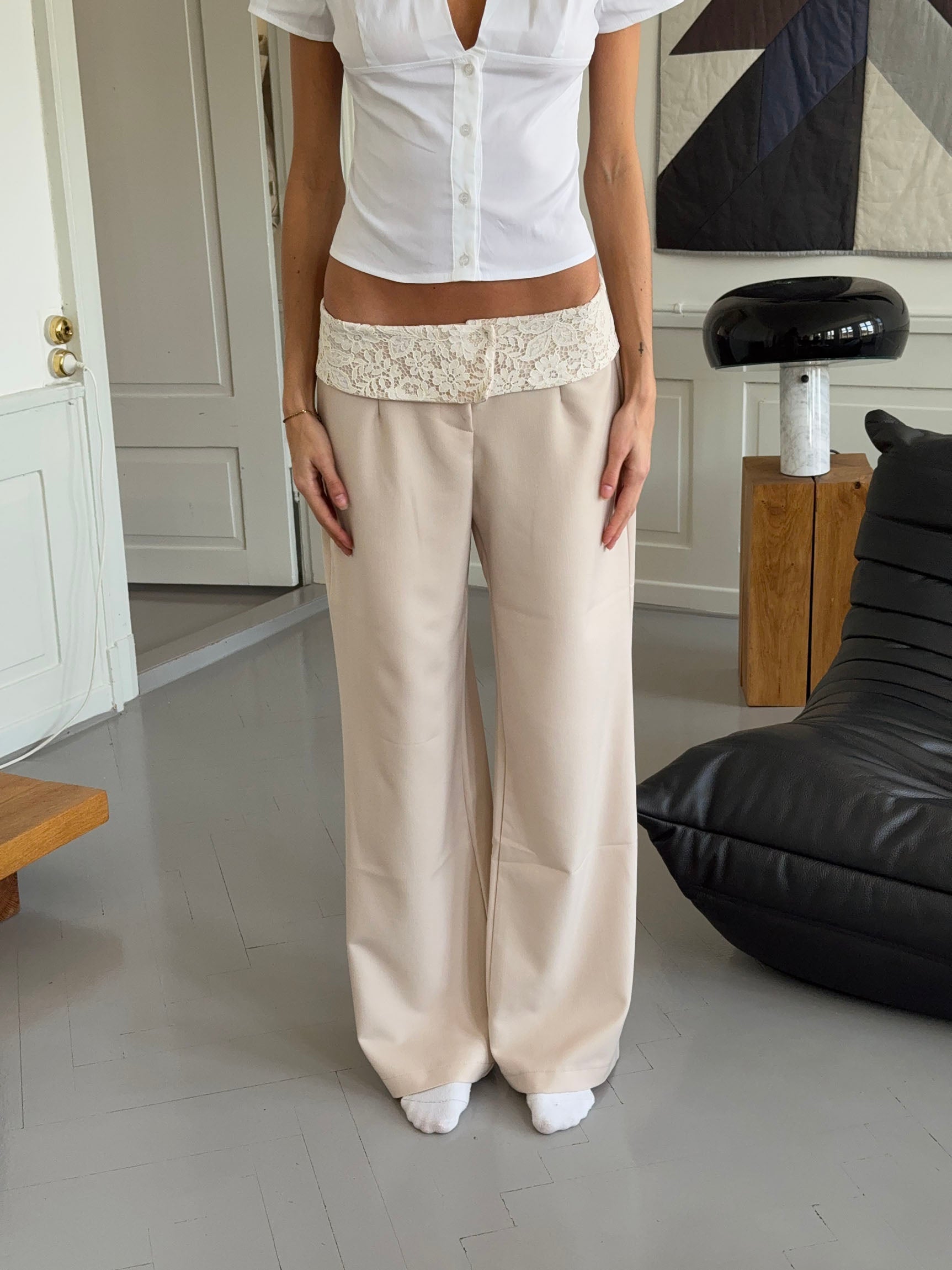 Calça Calsia com acabamento de renda - Bege