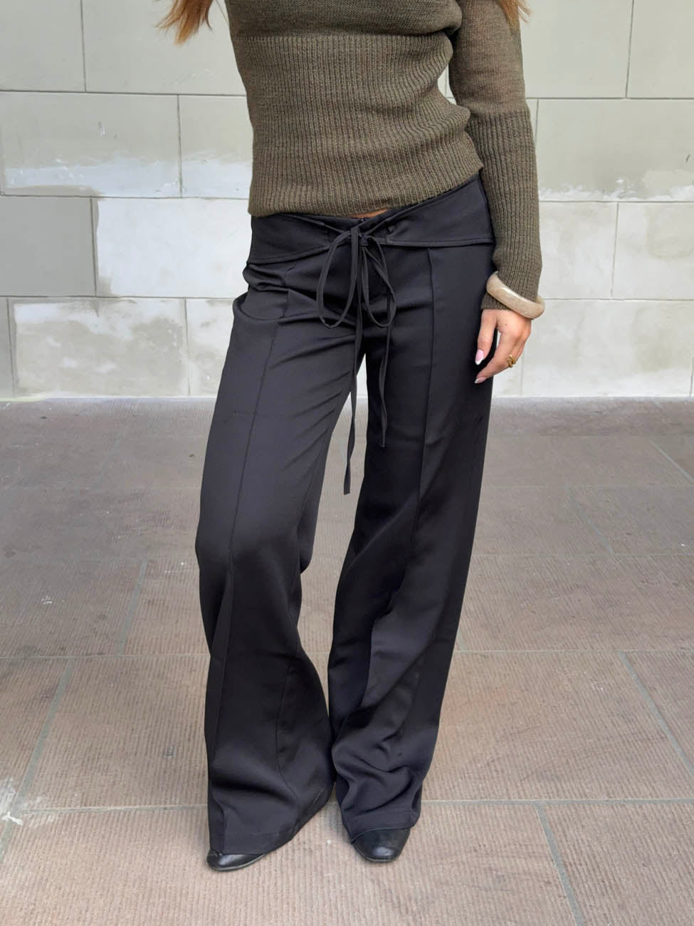 Calça de alfaiataria Nula com cinto de amarrar - Preto
