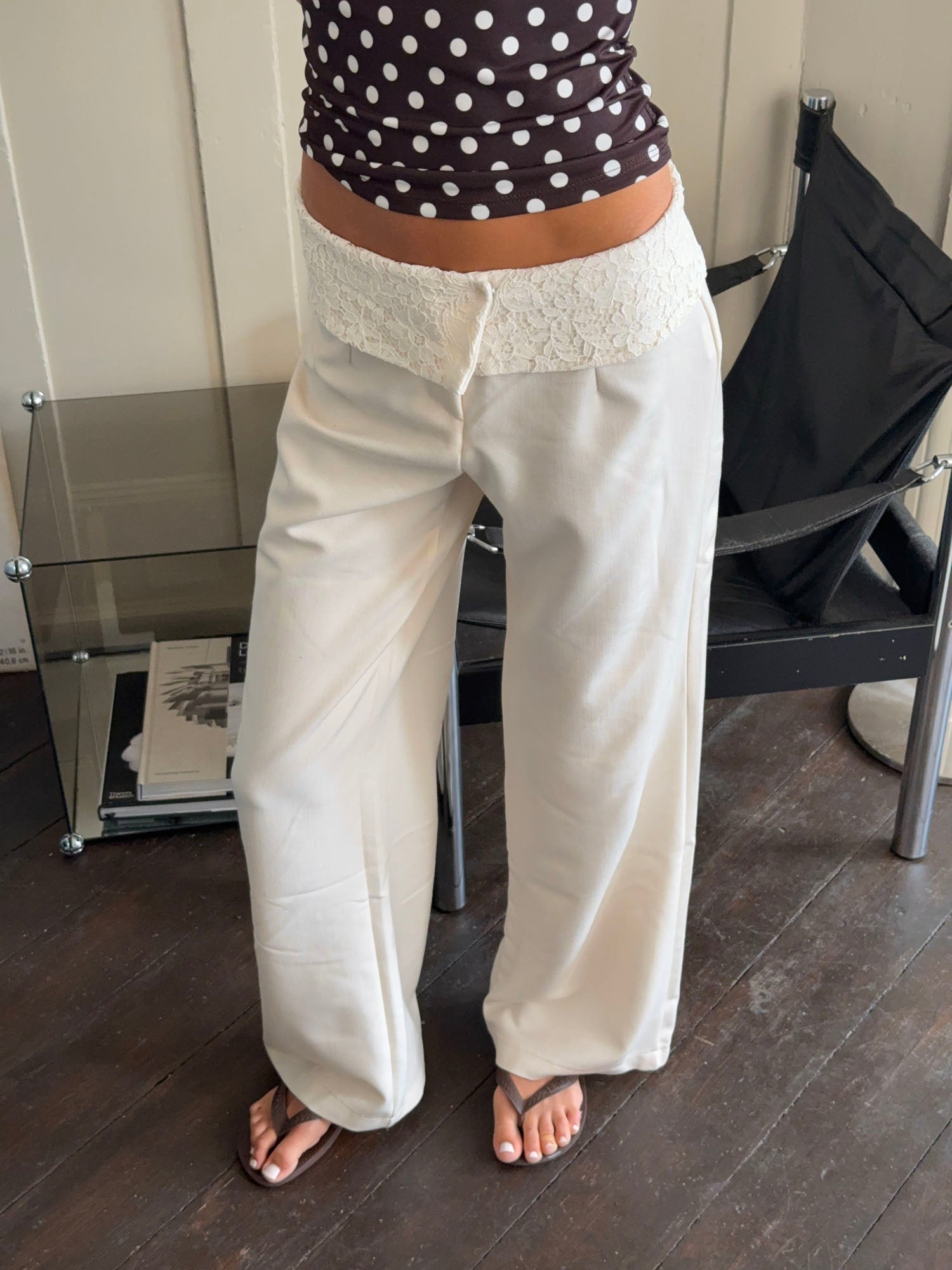Calça Calsia com acabamento de renda - Off white
