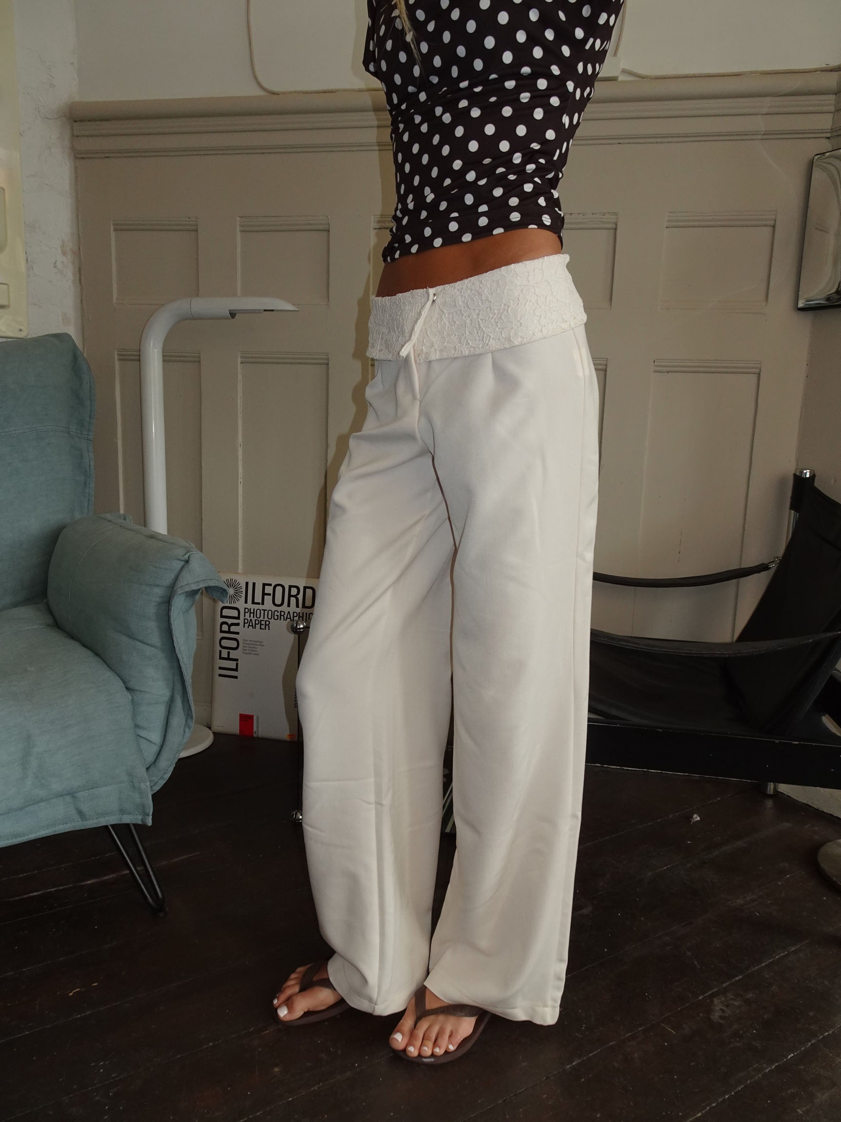 Calça Calsia com acabamento de renda - Off white